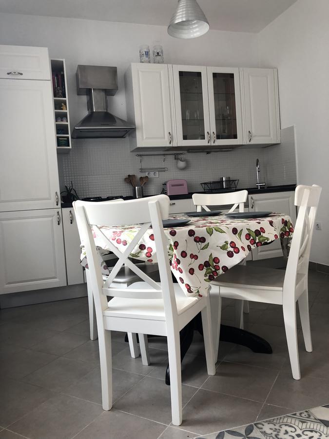 Apartment Tomas Kaštela Екстериор снимка
